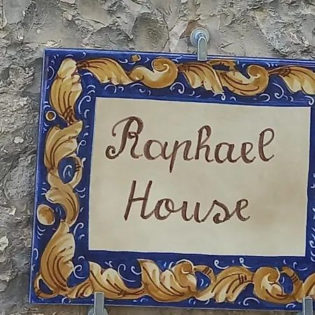 Couette-café Raphael House